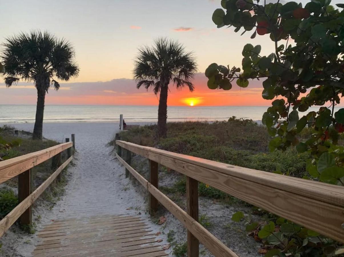 Wake Up To Ocean Views From Your Private Balcony Holiday home *